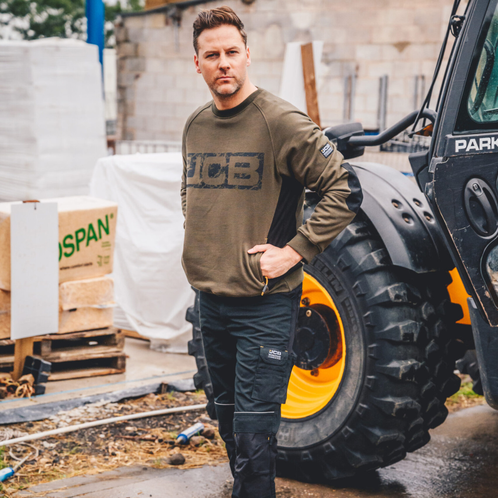 részlet JCB Trade Crew olive green férfi pulóver