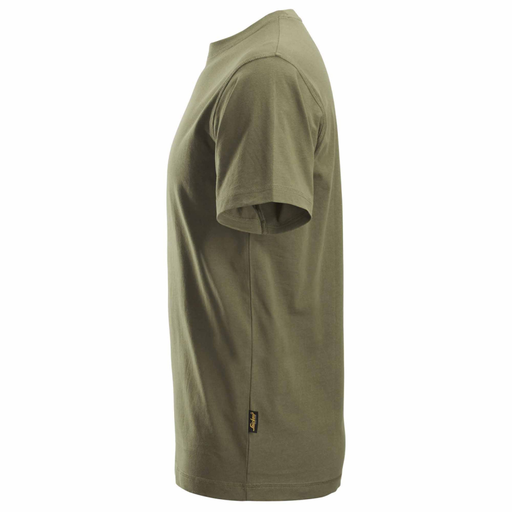 részlet SNICKERS Classic olív színű férfi póló 100% pamut, kényelmes és légáteresztő