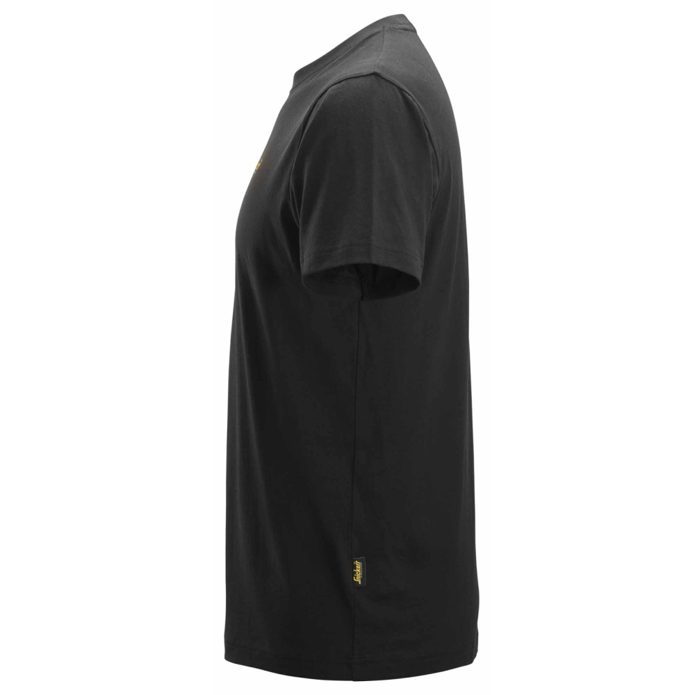 részlet SNICKERS Classic logo fekete férfi póló 100% pamut, kényelmes és légáteresztő