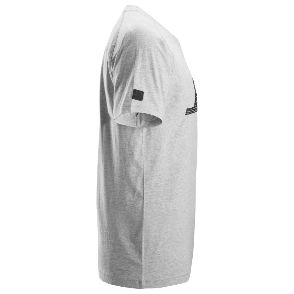 részlet SNICKERS Logo szürke férfi póló 100% pamutból a nagyobb kényelemért