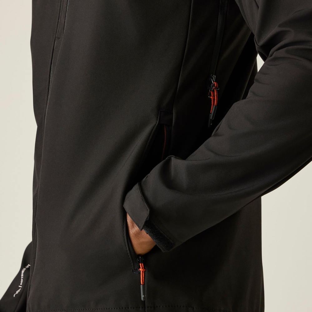 részlet REGATTA Arana fekete női softshell outdoor dzseki, 15 000 mm-es vízállóság