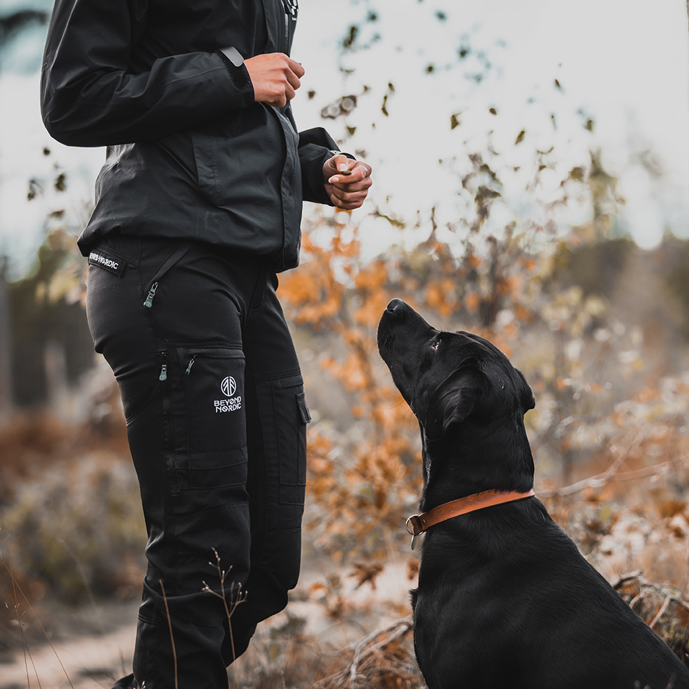 részlet Beyond Nordic Sweden Onyx Teflon EcoElite® női túranadrág
