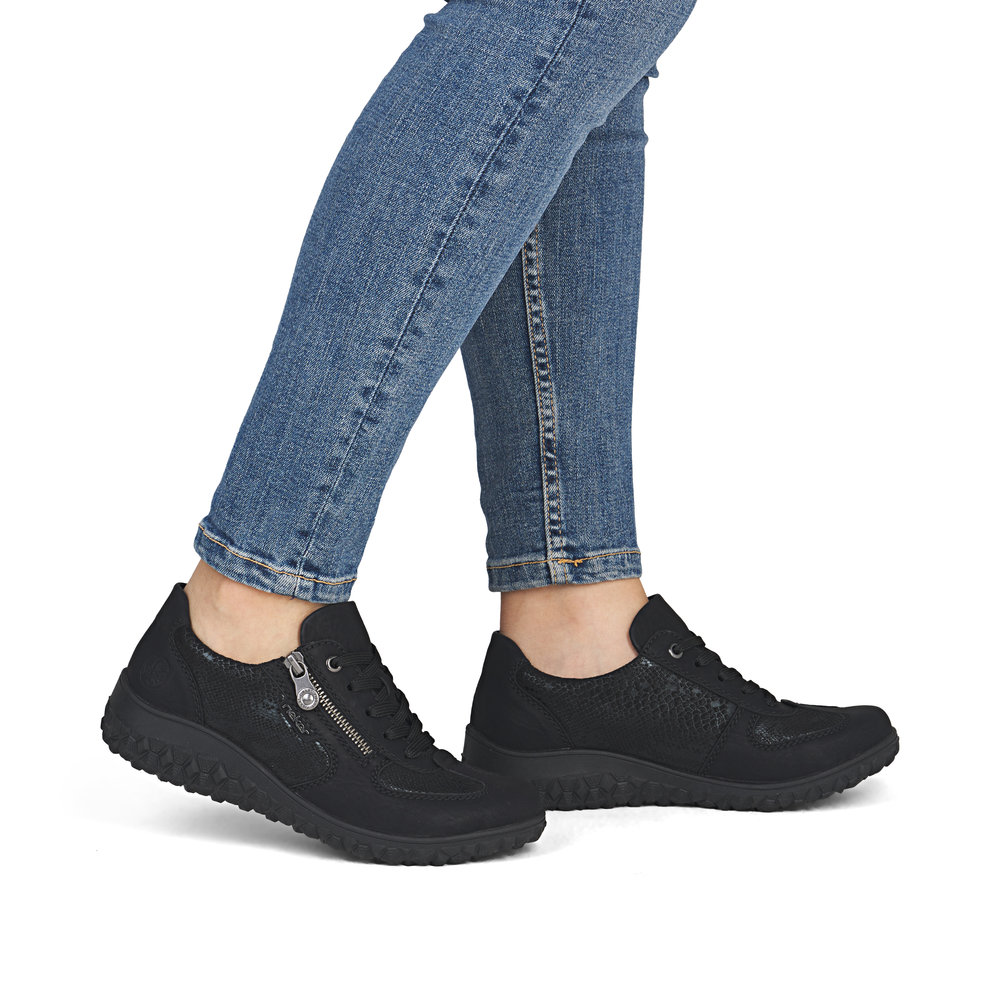 részlet RIEKER 59501-00 fekete női modern és kényelmes félcipő mintával