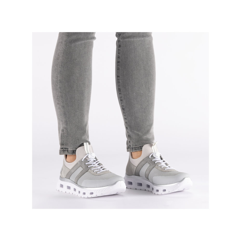 részlet RIEKER M6061-40 szürke női légáteresztő sneaker cipő Antistress technológiával