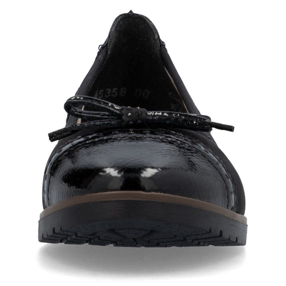 részlet RIEKER 45358-00 fekete női modern balerina cipő, minden outfithez illő