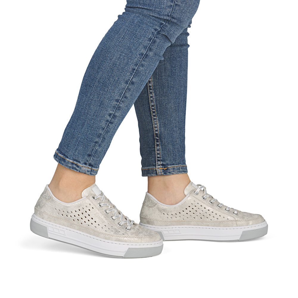 részlet RIEKER L8849-60 bézs női nyári bőr sportcipő, jól szellőző, modern megjelenés