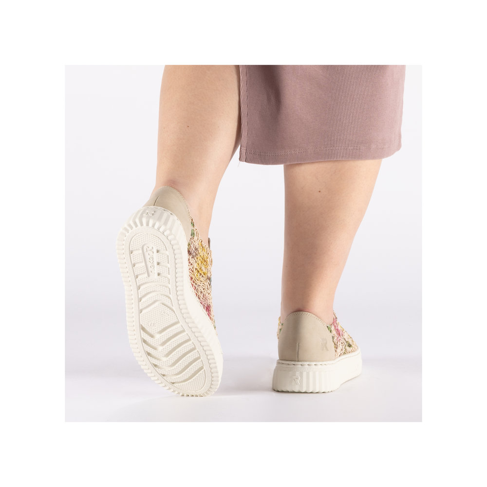részlet RIEKER N9919-91 bézs női divatos sneaker cipő mintával, légáteresztő anyag