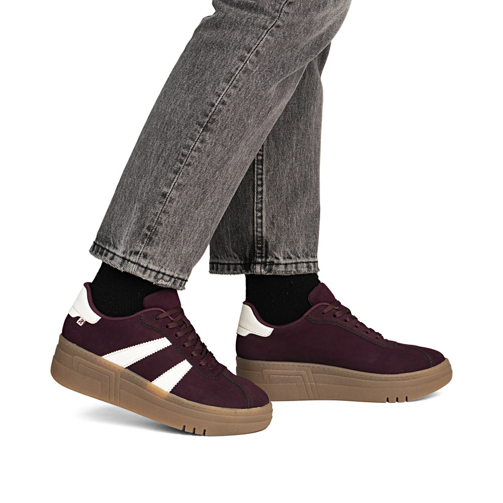 részlet RIEKER M7601-30 bordó női platformos sportcipő 3 cm-es platformmal, modern és ké