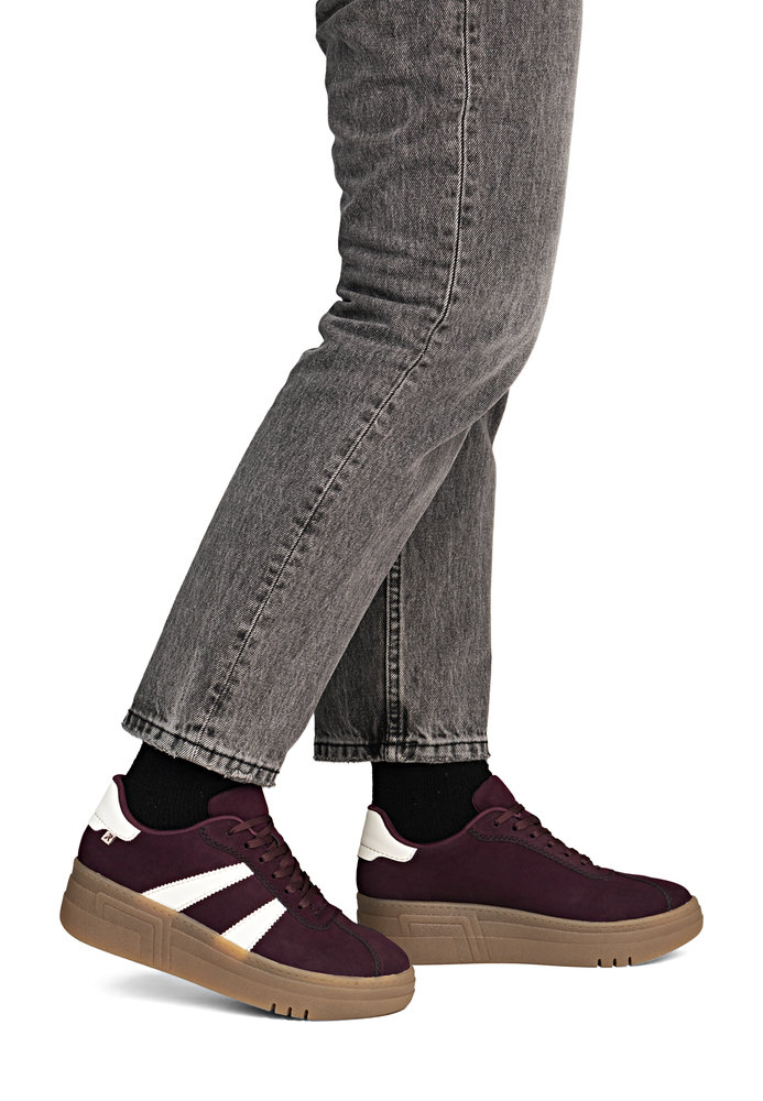 részlet RIEKER M7601-30 bordó női platformos sportcipő 3 cm-es platformmal, modern és ké
