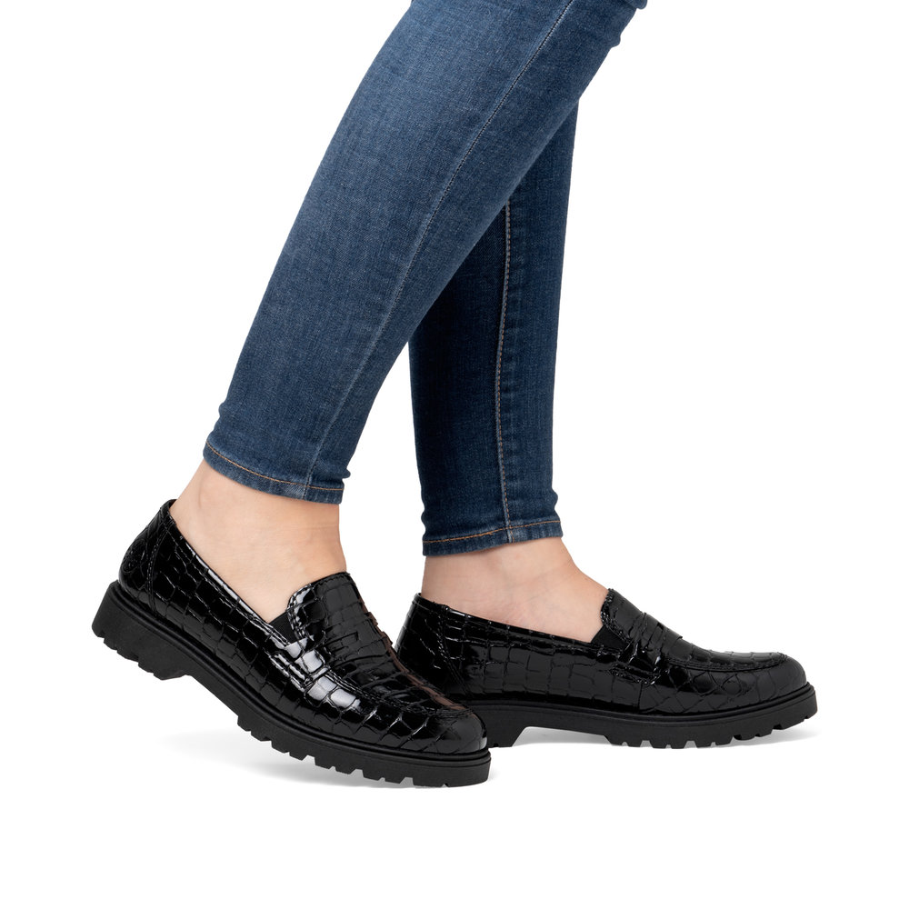 részlet RIEKER 45560-03 fekete női fényes mokaszin, modern
