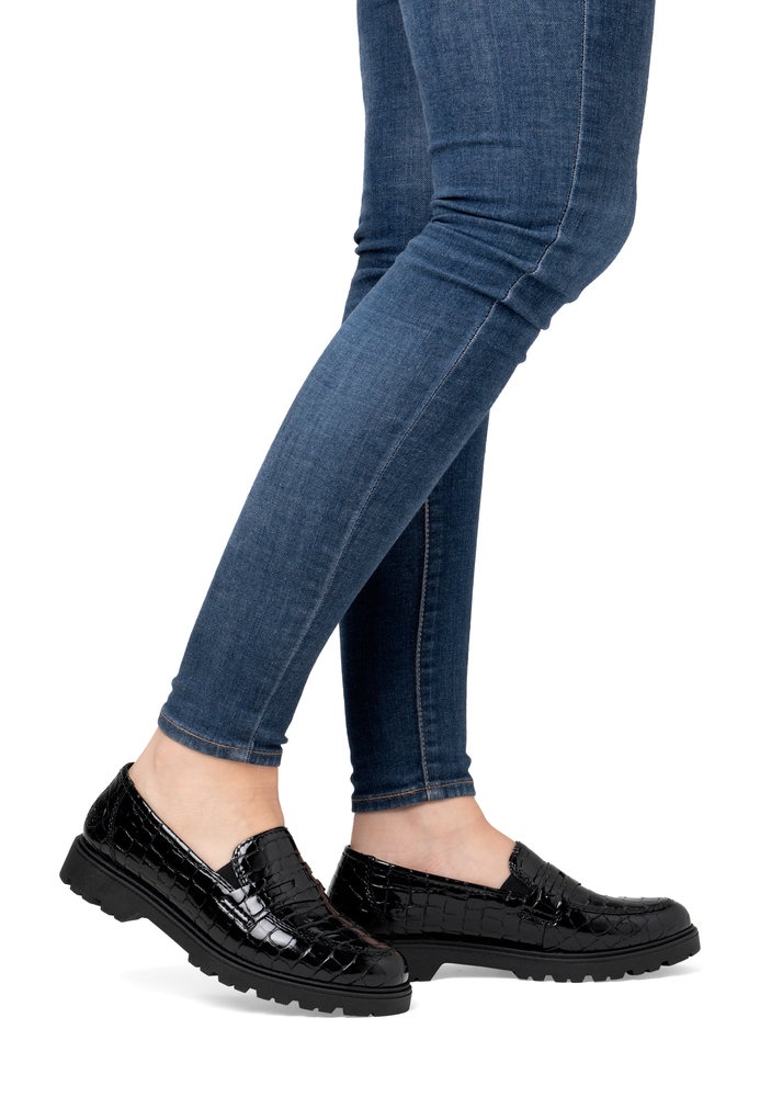 részlet RIEKER 45560-03 fekete női fényes mokaszin, modern