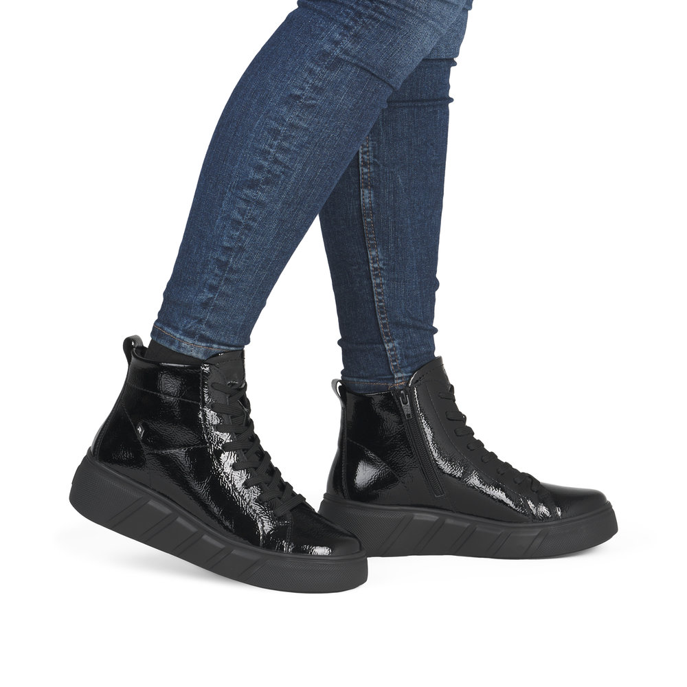 részlet RIEKER W2661-01 fekete női bőr bokacsizma, modern és kényelmes