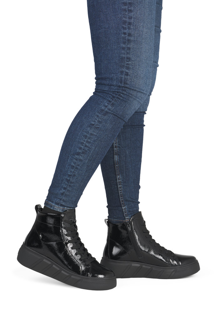 részlet RIEKER W2661-01 fekete női bőr bokacsizma, modern és kényelmes