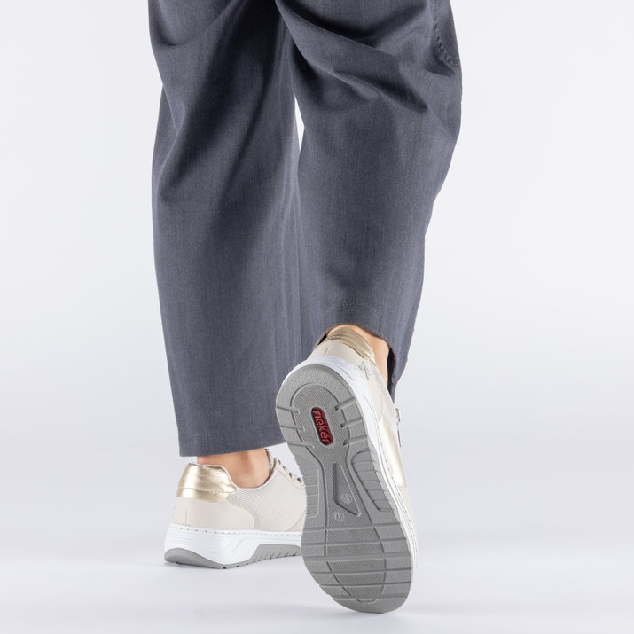 részlet RIEKER 53101-60 bézs női kényelmes és szellős városi sportcipő