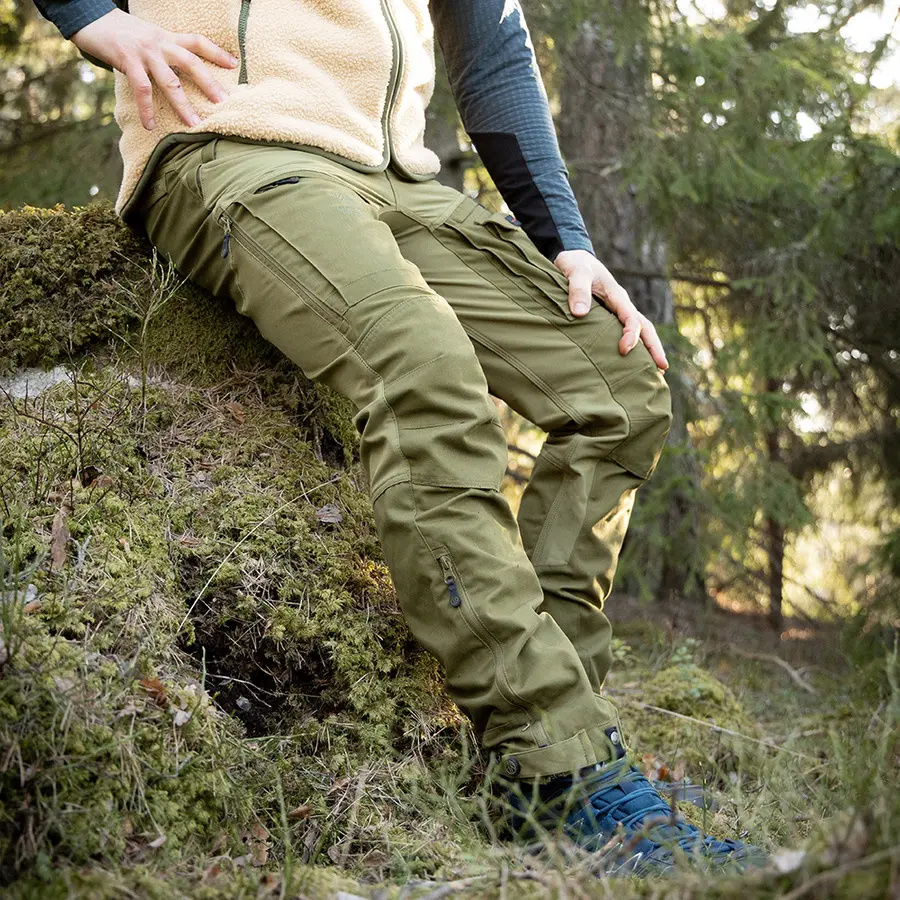 részlet Beyond Nordic Sweden Teflon EcoElite® RECCO túranadrág