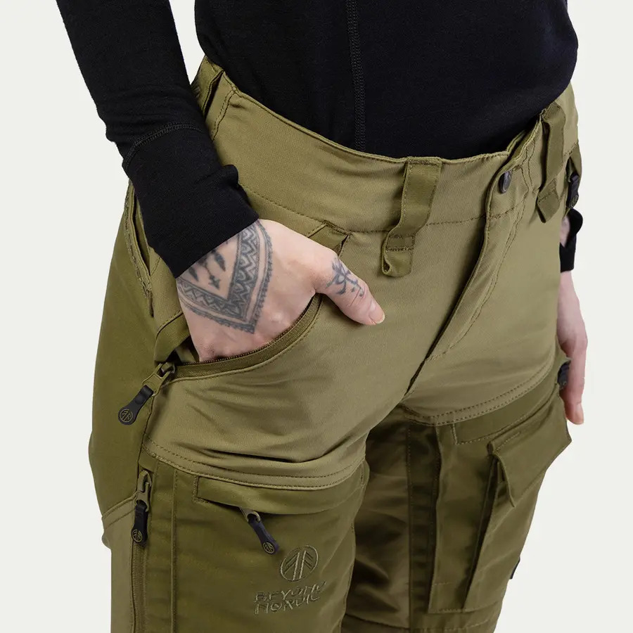 részlet Beyond Nordic Sweden Zip-Off Teflon EcoElite® női túranadrág