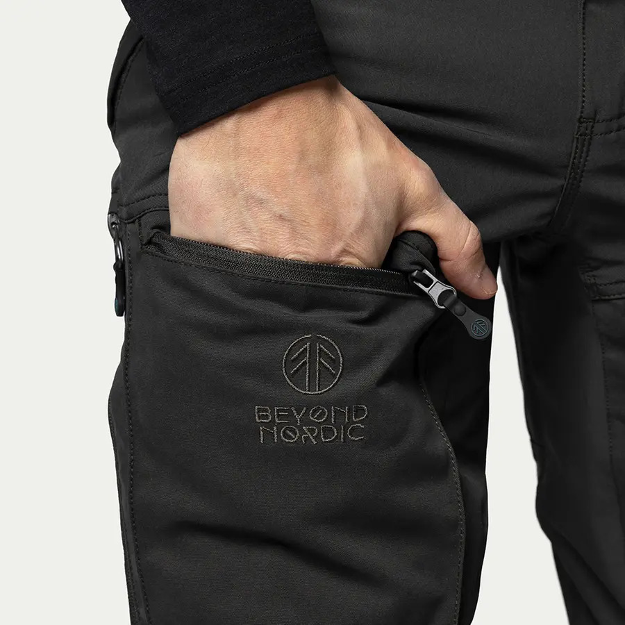 részlet Beyond Nordic Sweden Teflon EcoElite® RECCO túranadrág