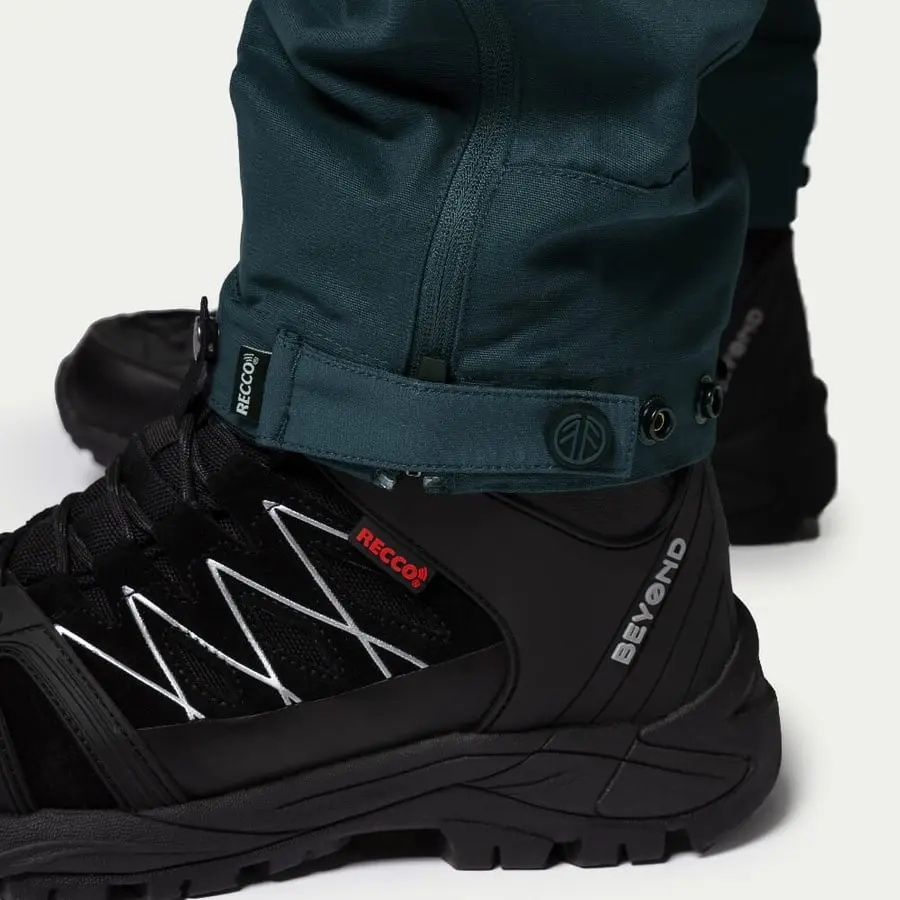 részlet Beyond Nordic Sweden könnyű és légáteresztő kék férfi outdoor nadrág Recco rends