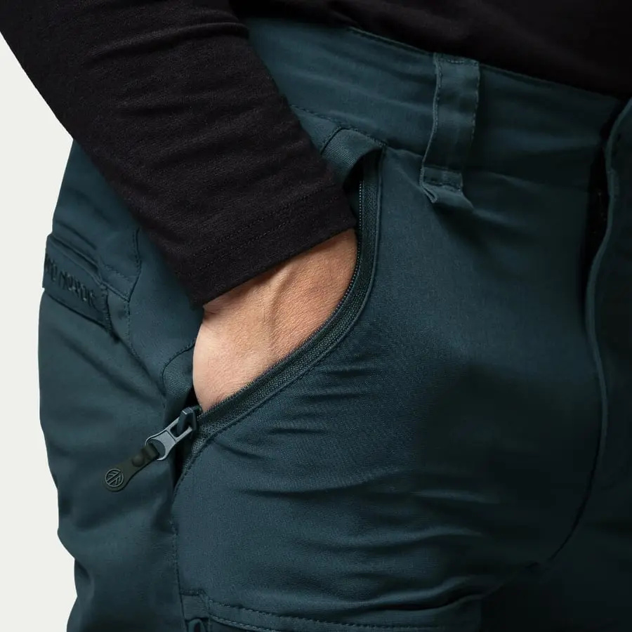 részlet Beyond Nordic Sweden könnyű és légáteresztő kék férfi outdoor nadrág Recco rends