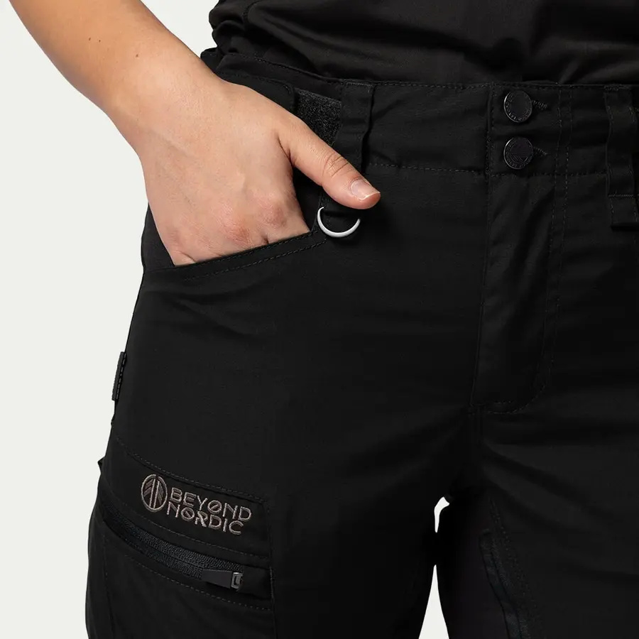 részlet Beyond Nordic Sweden női fekete outdoor nadrág stretch kényelmes vízlepergető