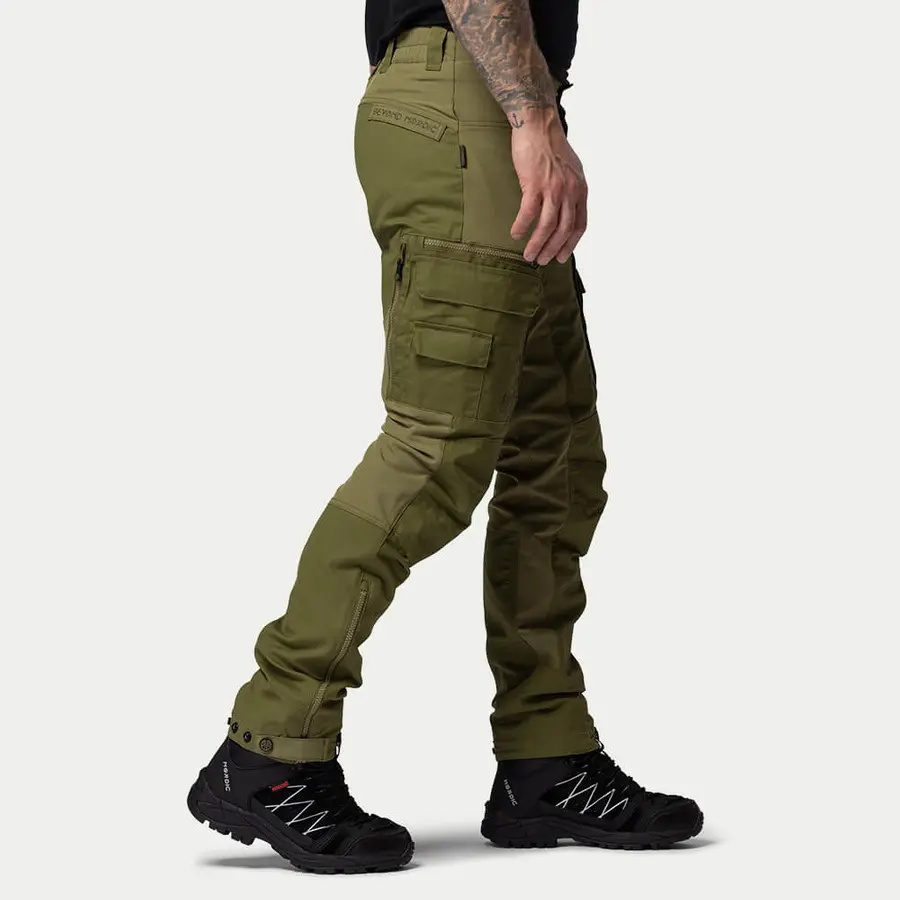 részlet Beyond Nordic Sweden férfi zöld outdoor nadrág stretch kényelmes vízlepergető