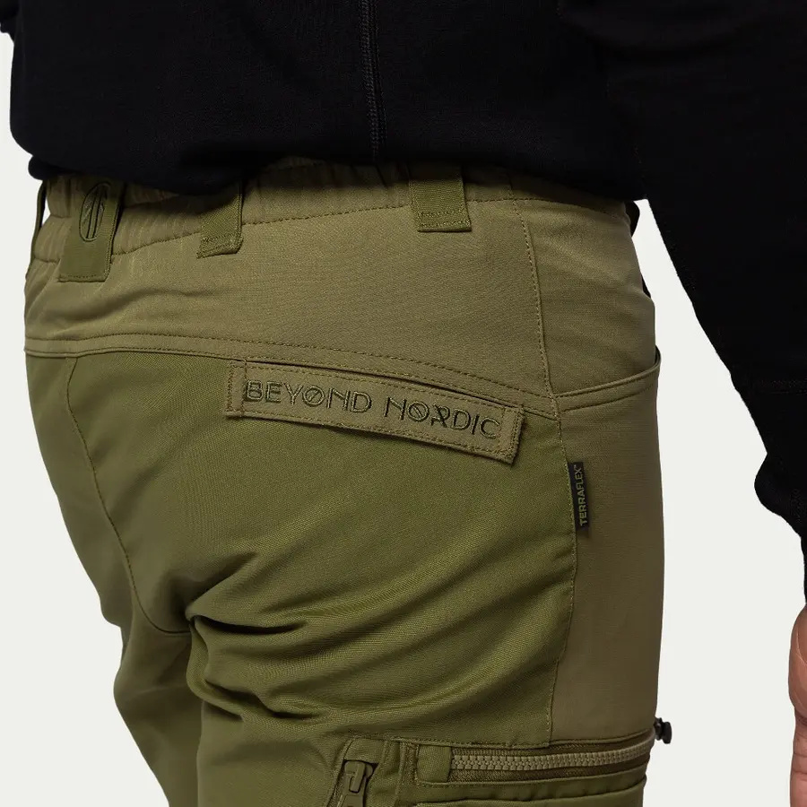 részlet Beyond Nordic Sweden férfi zöld outdoor nadrág stretch kényelmes vízlepergető