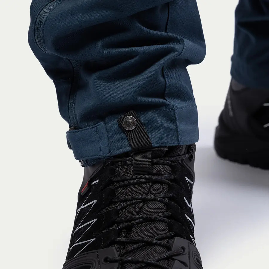 részlet Beyond Nordic Sweden férfi kék 2 az 1-ben outdoor nadrág, levehető szárakkal