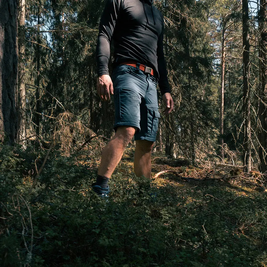 részlet Beyond Nordic Sweden férfi kék 2 az 1-ben outdoor nadrág, levehető szárakkal