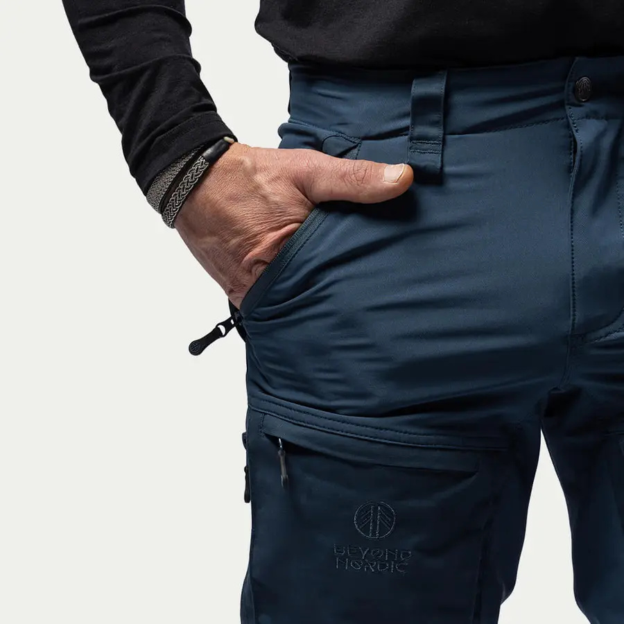 részlet Beyond Nordic Sweden férfi kék 2 az 1-ben outdoor nadrág, levehető szárakkal