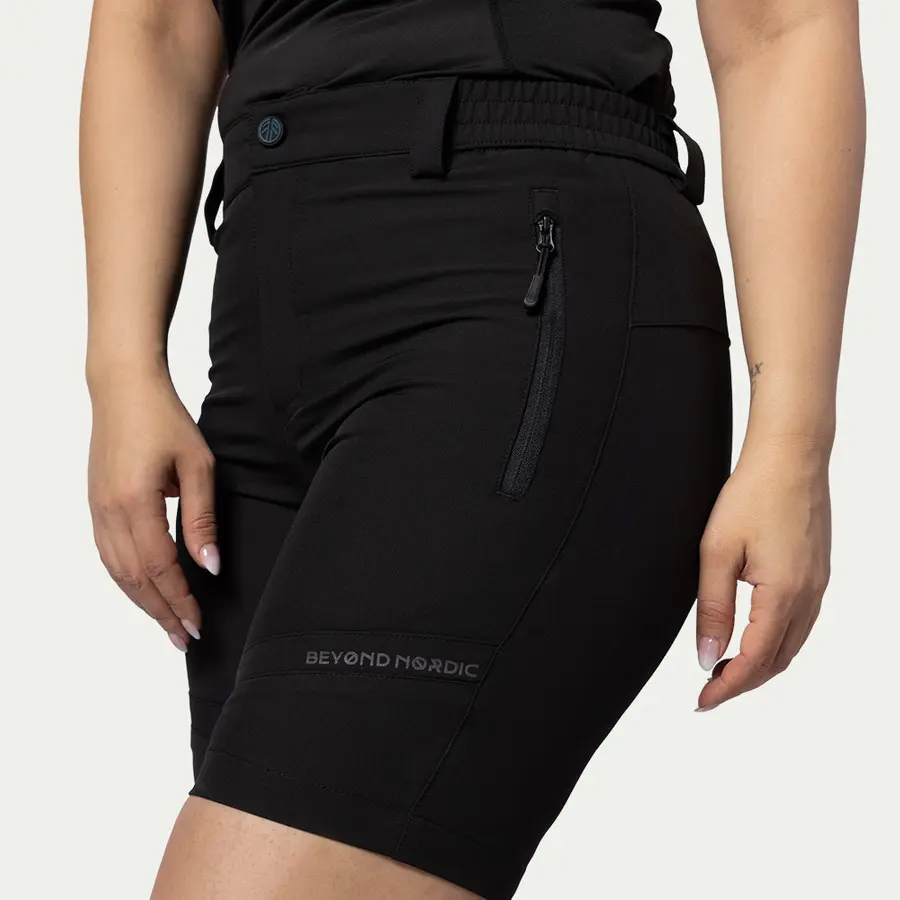 részlet Beyond Nordic Sweden Terraflex™ quick-dry női rövidnadrág