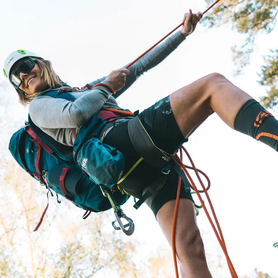 részlet Beyond Nordic Sweden Terraflex™ quick-dry női rövidnadrág