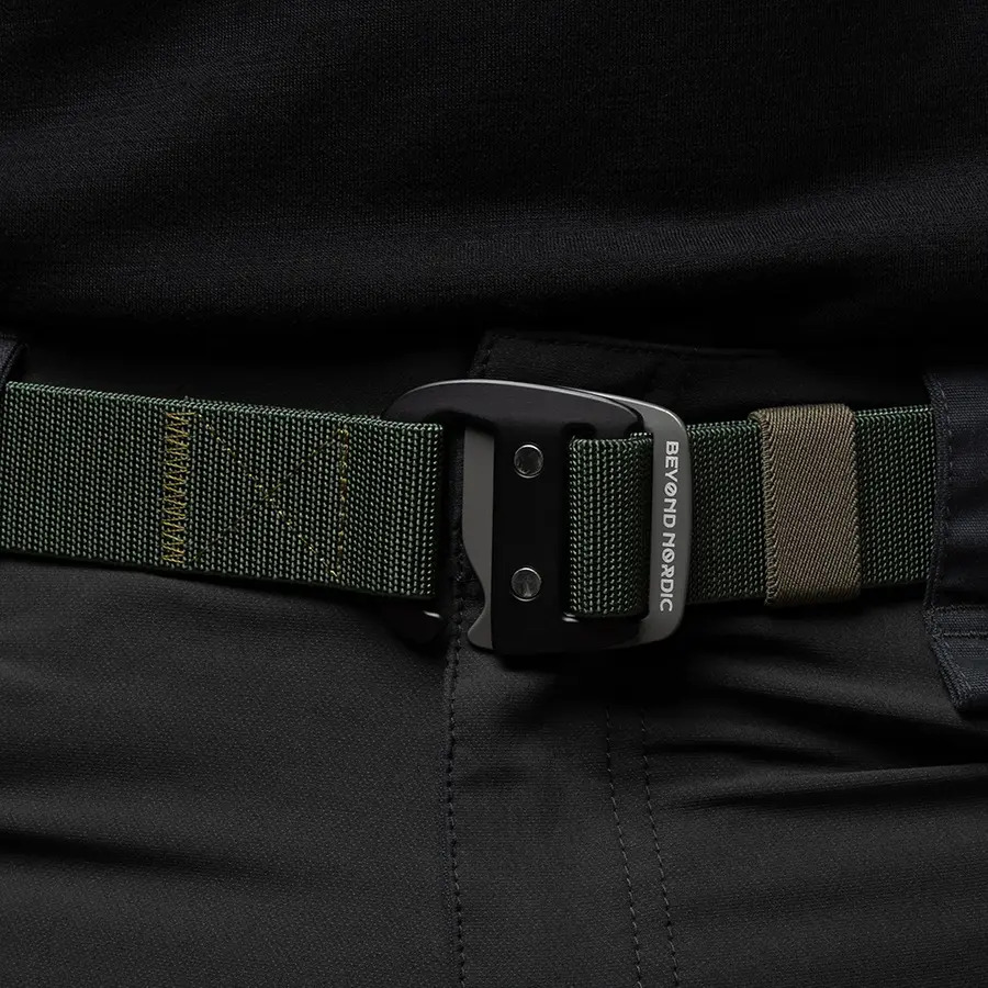 részlet Beyond Nordic Sweden BN407 zöld univerzális öv fém csattal