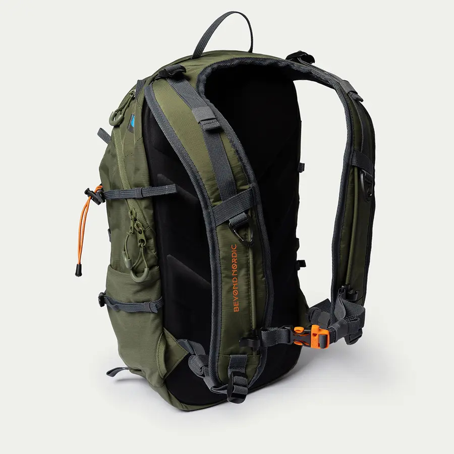 részlet Beyond Nordic Sweden BN503 olív férfi outdoor hátizsák 20L