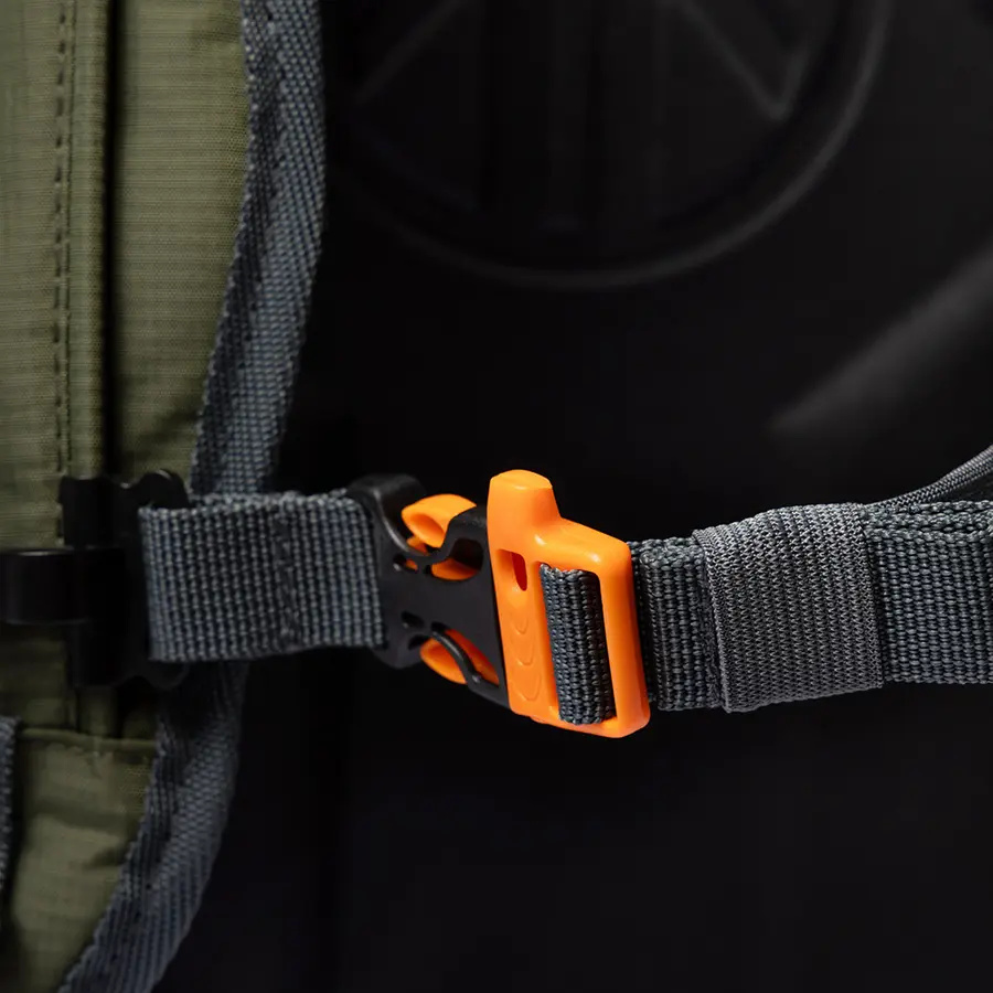 részlet Beyond Nordic Sweden BN503 olív férfi outdoor hátizsák 20L