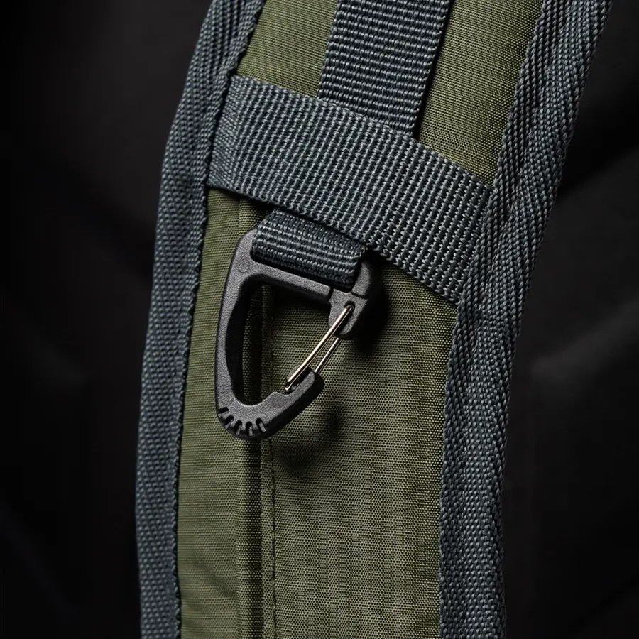 részlet Beyond Nordic Sweden BN503 olív férfi outdoor hátizsák 20L