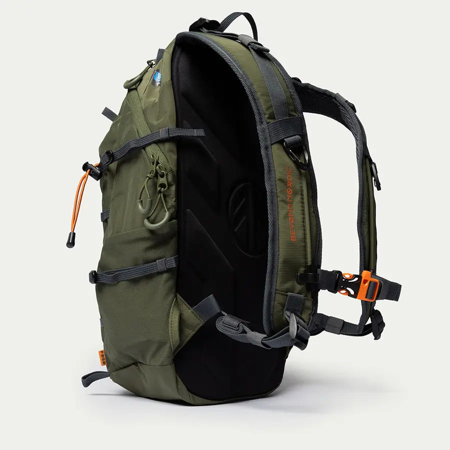 részlet Beyond Nordic Sweden BN503 olív férfi outdoor hátizsák 20L