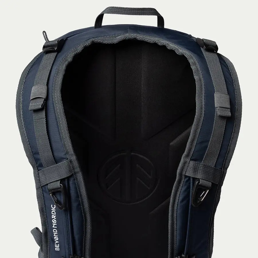 részlet Beyond Nordic Sweden BN503 fekete férfi outdoor hátizsák 20L